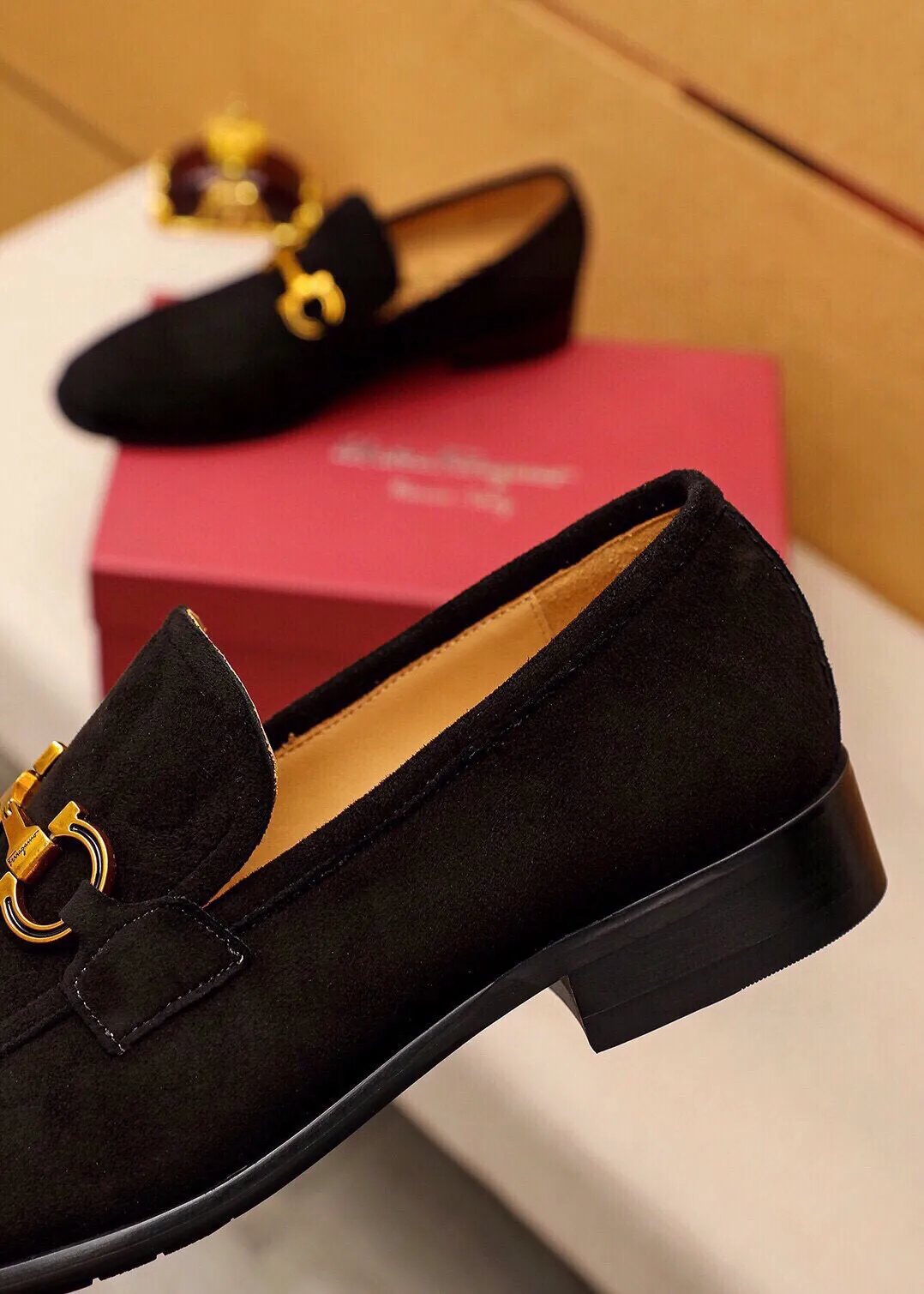 Men's shoes 💰520 💐 Product trademark: Ferragamo "Ferragamo" casual leather shoes Regular size: 38-44 (45🉑️customized) Product materials: Selected imported first-layer frosted cowhide upper + original hardware buckle, imported water-dyed cowhide leather lining. Strong three-dimensional visual effect, combined outsole Color: 2⃣️colors available